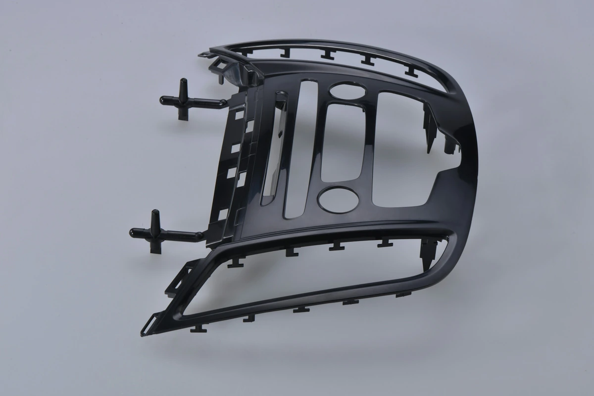 Detailed molded component geometry