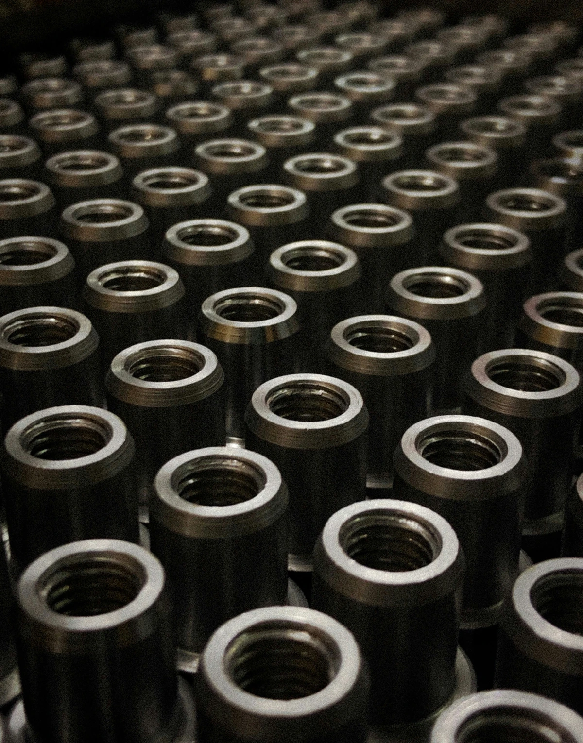 Batch of threaded metal components