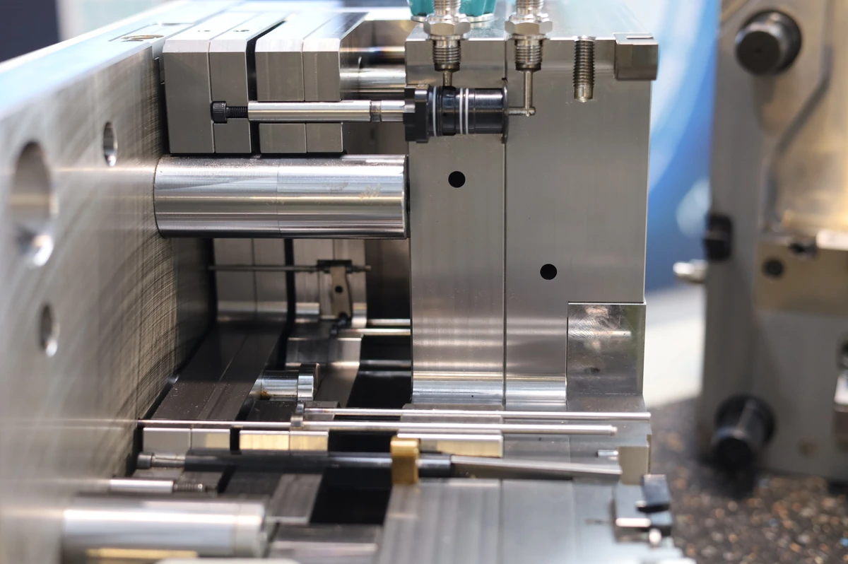 Polished steel tooling assembly with clearly machined surfaces