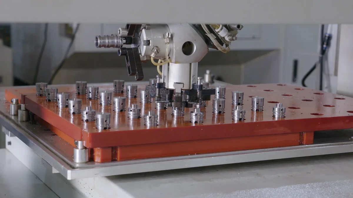 Machining fixture holding a series of workpieces