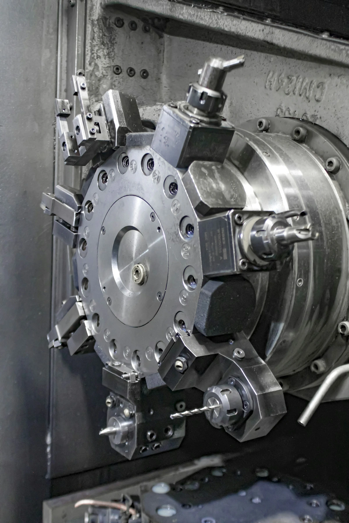Lathe turret and cutting tools