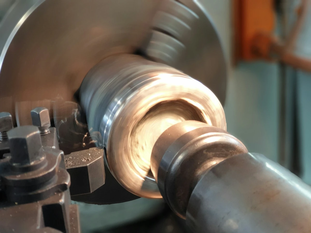 Metal lathe and workpiece