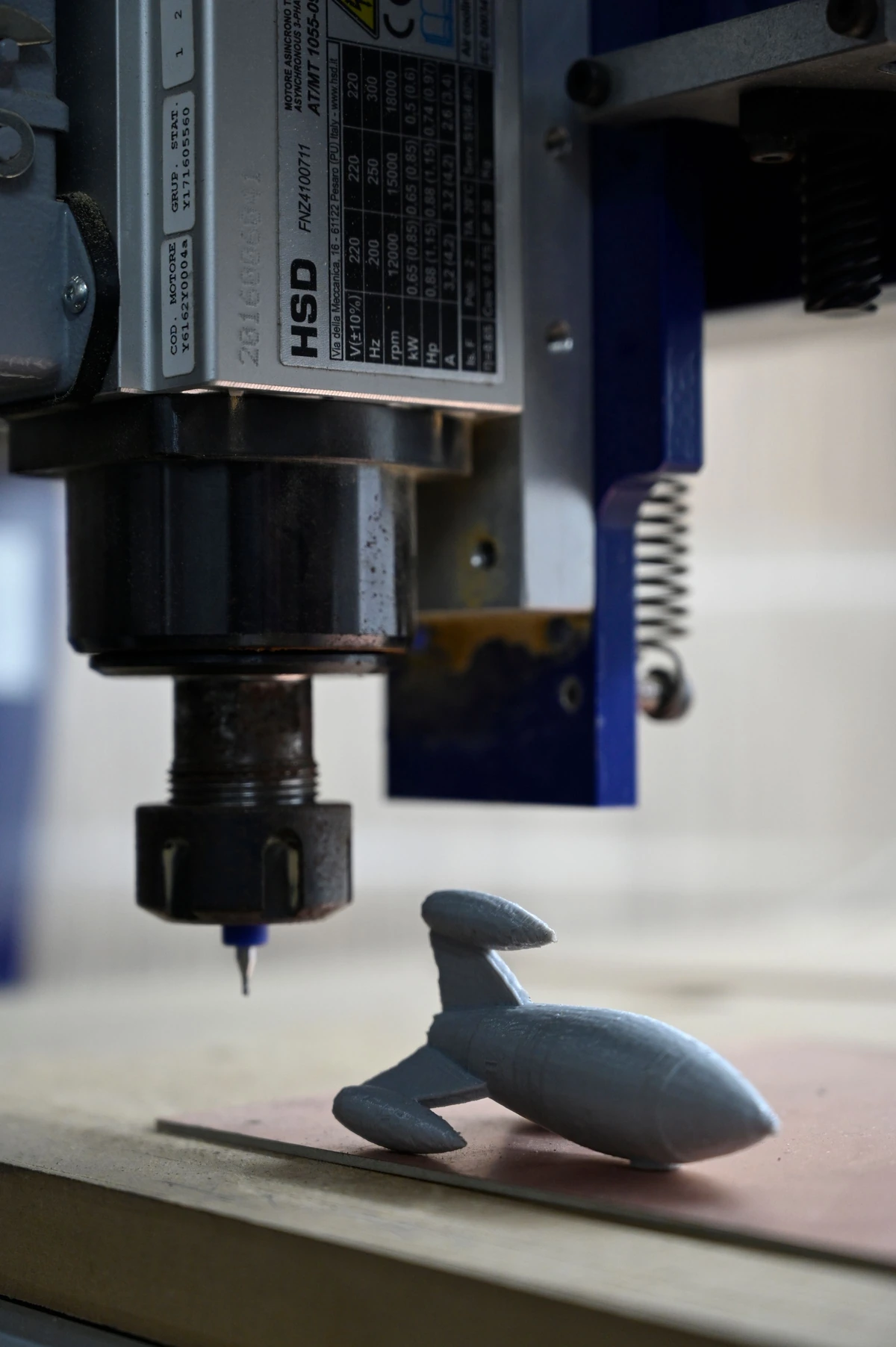 Machine spindle and cutting tool in a milling setup