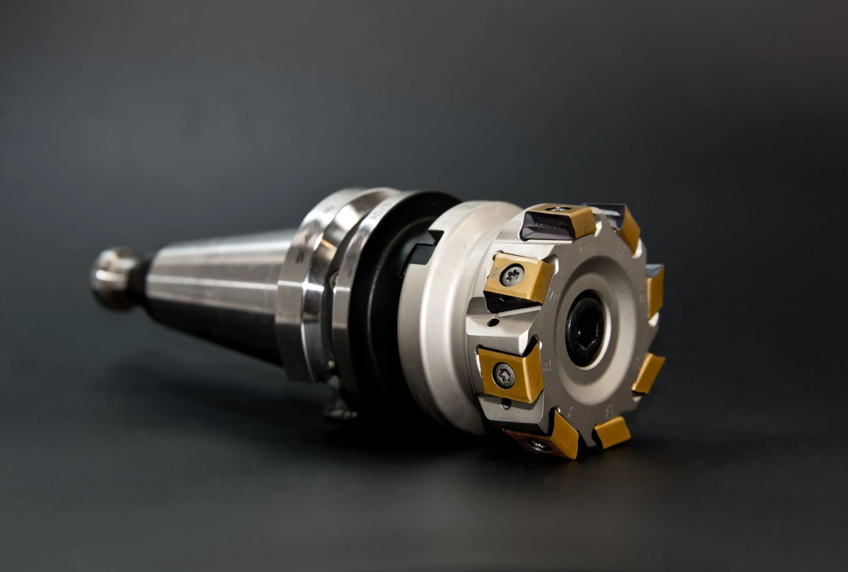 Milling cutter with replaceable inserts