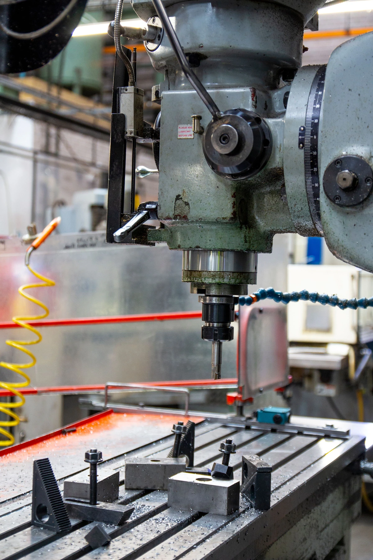 Milling machine and workholding fixture